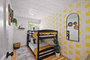 Postel nebo postele na pokoji v ubytování The Canary 2BR Gem in Downtown Drumheller