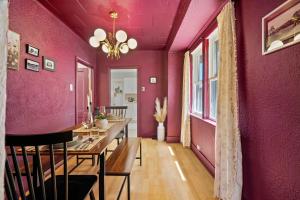 Fotografie z fotogalerie ubytování The Canary 2BR Gem in Downtown Drumheller v destinaci Drumheller