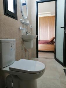 a bathroom with a toilet and a sink at Les Flots D'ezzahra in Ḩammām al Ghazzāz