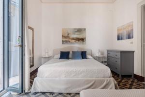 Postel nebo postele na pokoji v ubytování Le Dimore del Corso Acireale - Sicily Stay, fra Catania, Taormina, il Mare e l'Etna