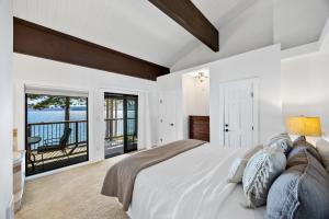 Giường trong phòng chung tại Remodeled 4BR Lakefront with Exceptional Amenities