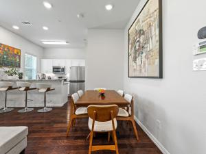 Η κουζίνα ή μικρή κουζίνα στο Upscale Irving Townhome