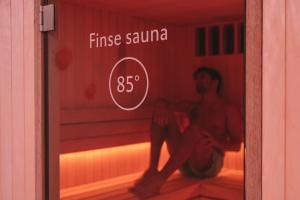 een man die in een sauna in een kamer zit bij blooming in Bergen +82 foto's