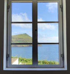 a window with a view of the ocean at Casa da Silveira in Angra do Heroísmo