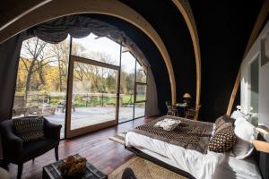 Postelja oz. postelje v sobi nastanitve Luxury Glamping Room8 a private hideaway from Brussels