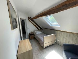 a small bedroom with a bed and a table at Country House in Pruniers