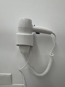 Un téléphone blanc est suspendu sur un mur dans l'établissement Family Apartment, à Arcos de la Frontera