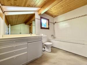 une salle de bain avec toilettes, baignoire et lavabo dans l'établissement Chalet Cristal - Chalet de charme avec sauna et superbe vue sur le MOnt Charvin et les Aravis MAE-1154, à Crest-Voland 19 autres photos