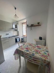 a kitchen with a table with a flower pattern on it at Noor in Riomaggiore