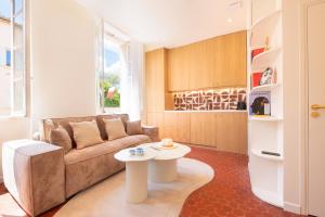 モンペリエにあるLa Suite pampelonne Place des Licesのソファとテーブルのあるリビングルーム
