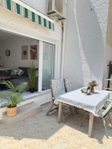 a patio with a table and chairs and a bed at Casa Salamanca La Mata in Torrevieja