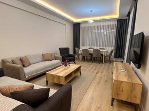 ein Wohnzimmer mit Sofa und Tisch in der Unterkunft Serentha Villas 2 in Belek