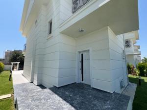 ein weißes Gebäude mit einer Seitentür in der Unterkunft Serentha Villas 2 in Belek