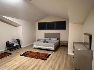 ein Schlafzimmer mit einem Bett in einem Zimmer in der Unterkunft Serentha Villas 2 in Belek + 16 Fotos