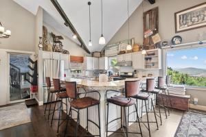 Dapur atau dapur kecil di Old Town Views by Park City Vacations