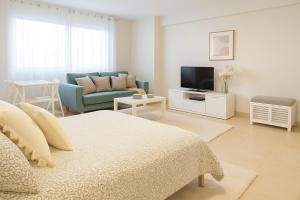 un salon avec un canapé et une télévision dans l'établissement Estudio Central Beach, à Estepona