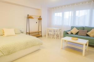une chambre avec un lit, un canapé et une table dans l'établissement Estudio Central Beach, à Estepona