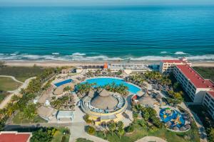 una vista aérea de un resort cerca del océano en Iberostar Selection Playa Mita - All Inclusive, en Punta Mita