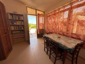 Η βιβλιοθήκη της παραθεριστικής κατοικίας +22 φωτογραφίες