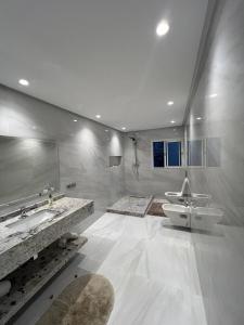 ein großes Badezimmer mit zwei Waschbecken und einem WC in der Unterkunft Villa sur Tanger in Tangier