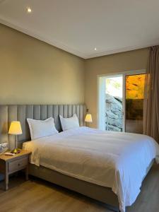 ein Schlafzimmer mit einem großen Bett und einem Fenster in der Unterkunft Villa sur Tanger in Tangier