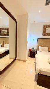 Fotografie z fotogalerie ubytování High Rise Royal Luxury 2 BHK with Private Patio v destinaci Gurgáon