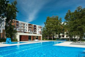 duży basen przed budynkiem w obiekcie Balticstars apartments polanki w Kołobrzegu
