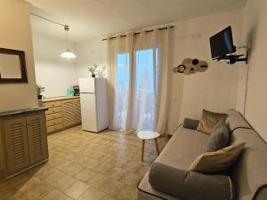 ein Wohnzimmer mit Couch und Kühlschrank in der Unterkunft Corfu Glyfada Menigos Resort 24 in Pelekas