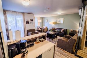 un soggiorno con un divano e un tavolo di Apartment Residence Marina Portorož LEVANT 203&202 a Portoroz