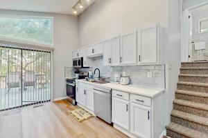 Kuchyň nebo kuchyňský kout v ubytování Split Rock Serenity