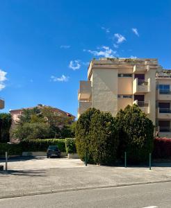 a car parked in a parking lot next to a building at Studio avec jardin sud proche bord de mer in Sainte-Maxime
