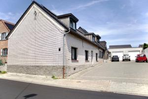 阿夫利赫姆Chez Nadège的街道边有汽车停放的建筑物