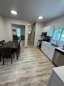 Η κουζίνα ή μικρή κουζίνα στο Short Walk to the Falls Newly Renovated 4 Bedroom