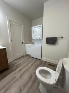 Ένα μπάνιο στο Short Walk to the Falls Newly Renovated 4 Bedroom +27 φωτογραφίες