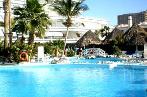 Bazén v ubytovaní Club Atlantis Aparthotel Ocean View alebo v jeho blízkosti