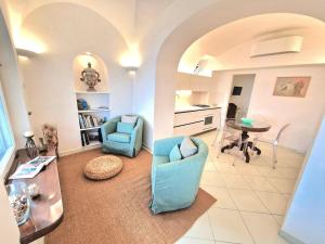 ein Wohnzimmer mit zwei Stühlen und einem Tisch in der Unterkunft Casa Laboccetta in Capri