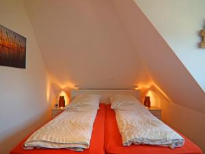 a bedroom with two beds in a attic at Ferienhaus Weiße Düne, Zinnowitz in Zinnowitz