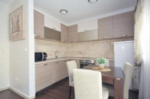 Kuchyň nebo kuchyňský kout v ubytování Seaside Apartments Petrovac