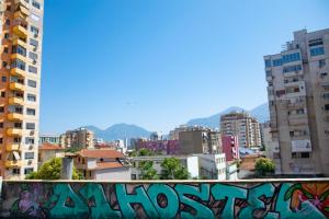 D1 Hostel في تيرانا: منظر للمدينة مع المباني والكتابات على الجدران