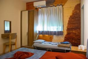 D1 Hostel في تيرانا: غرفة بسريرين ونافذة