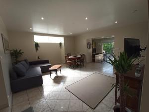 Cossé-le-VivienにあるGite La ferme aux vachesのソファとテーブルのあるリビングルーム