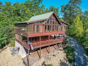 une grande maison en bois au sommet d'une colline dans l'établissement Luxury Lodge and Resort- Hot Tub, Fire Pit, Game Room, Pets, à Sevierville