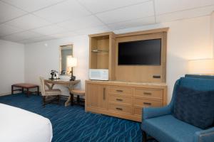 Μια τηλεόραση ή/και κέντρο ψυχαγωγίας στο Boothbay Harbor Inn +72 φωτογραφίες