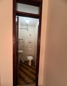 a bathroom with a toilet and a sink at Apartamento 104 - Suíte econômica com ventilador in Patos de Minas