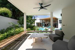 an open living room with a ceiling fan at Samudo 3br Tropical Haven in Bophut