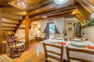 Khu vực ghế ngồi tại House Gorska vila