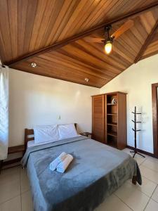 a bedroom with a bed with two towels on it at Apartamento Exclusivo Búzios Centro in Búzios
