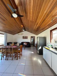 a kitchen and dining room with a wooden ceiling at Apartamento Exclusivo Búzios Centro in Búzios