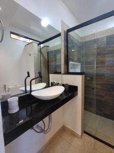 a bathroom with two sinks and a shower at Casa Praia - Recanto Tucuns Beira-Mar in Búzios