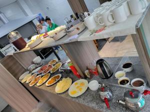una cucina con molti piatti da mangiare su un bancone di Elite Hotel Kobuleti a Kobuleti